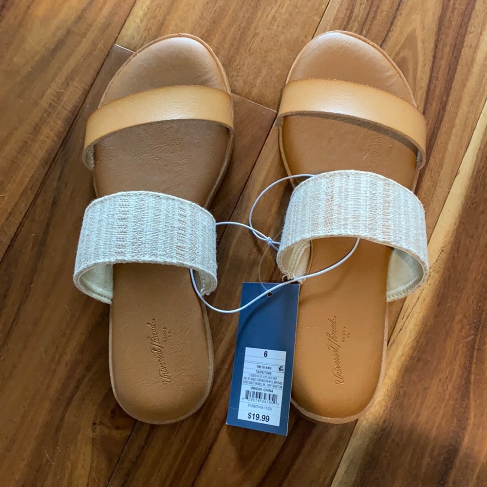 NWT Universal Thread Torri Flat Sandals. Size 6.